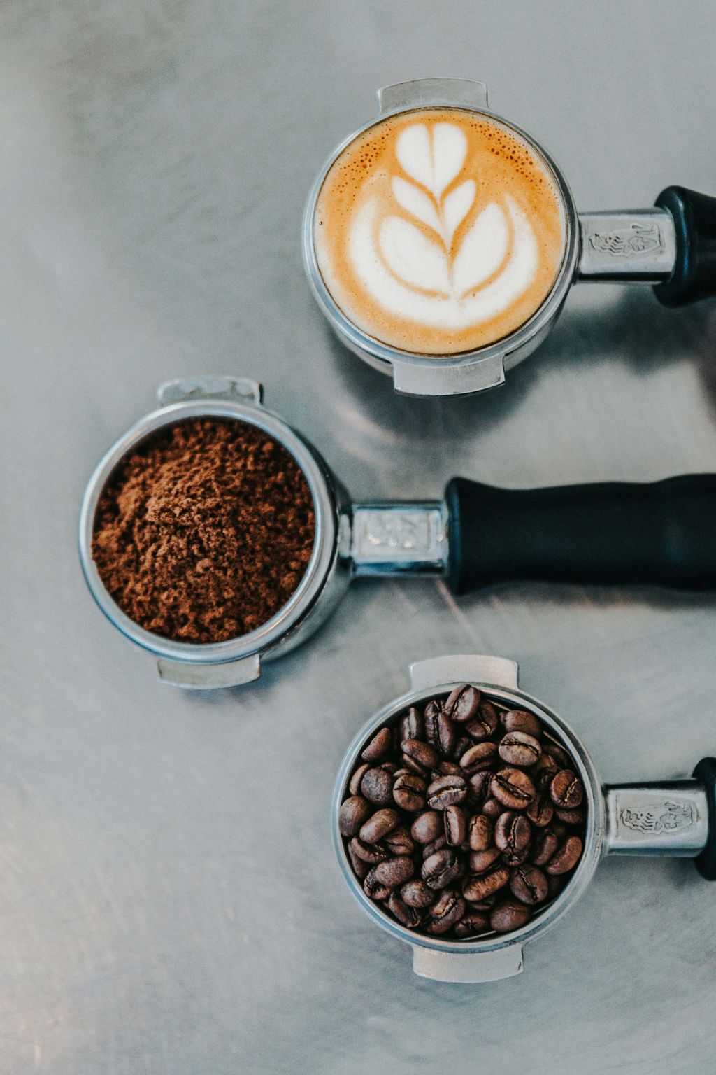 Kaffeebohnen und Latte Art bei Liquid Beans